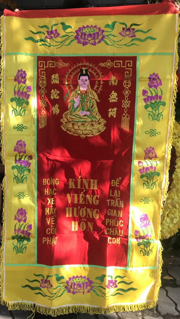 Đi viếng đám tang nên chọn Vòng Hoa hay Bức Trướng 8 z2753327209468 59577bf57ff1d68a799aa9dd84a691ec