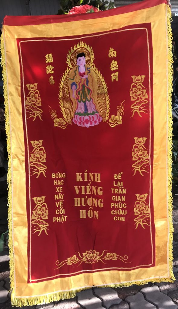 Đi viếng đám tang nên chọn Vòng Hoa hay Bức Trướng 9 z2753327210493 12f72107bc003b7cfa7e39e8acd54dcd