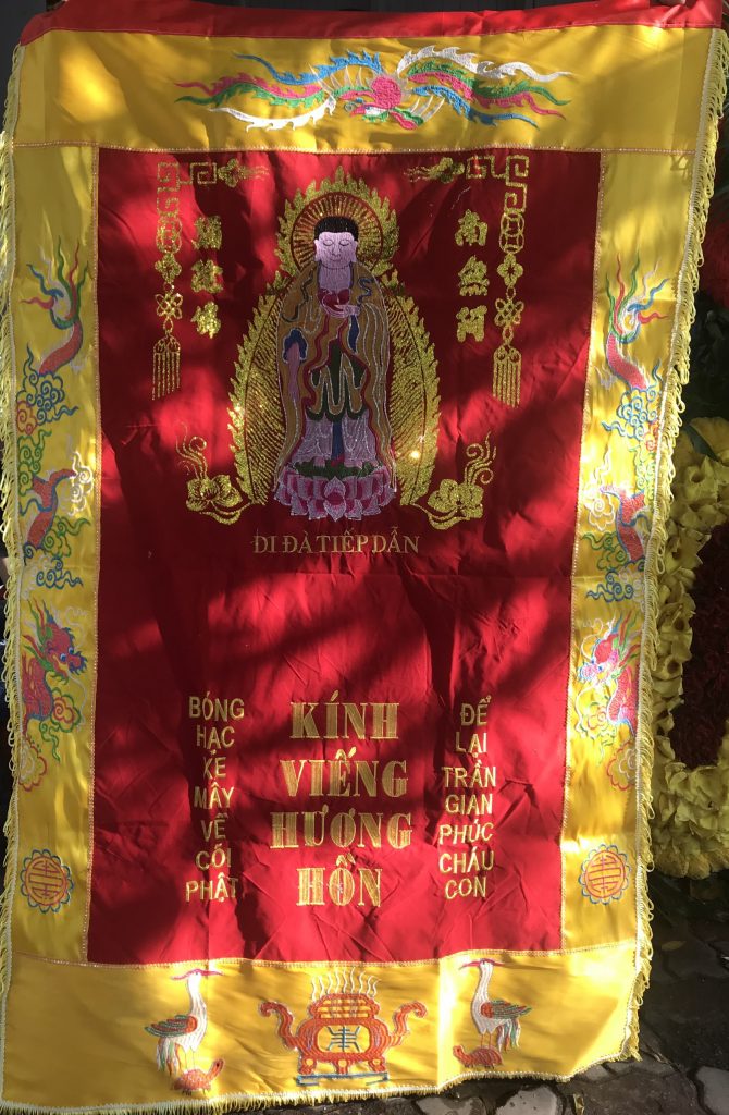 Đi viếng đám tang nên chọn Vòng Hoa hay Bức Trướng 10 z2753327214882 c917556720820e71904d9967c1da67b0